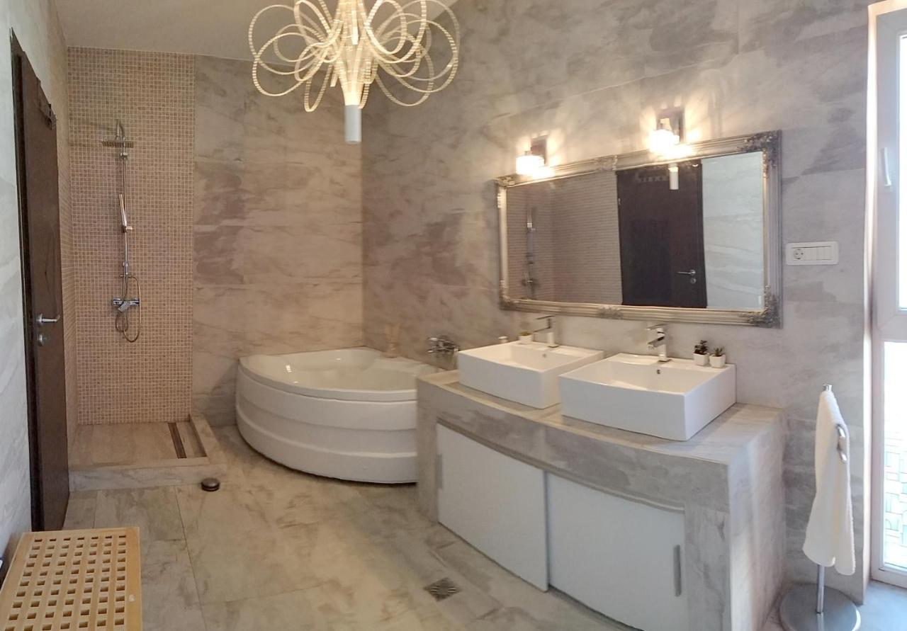 Appartement Apartament de lux cu terasă situat în vilă à Timişoara Extérieur photo